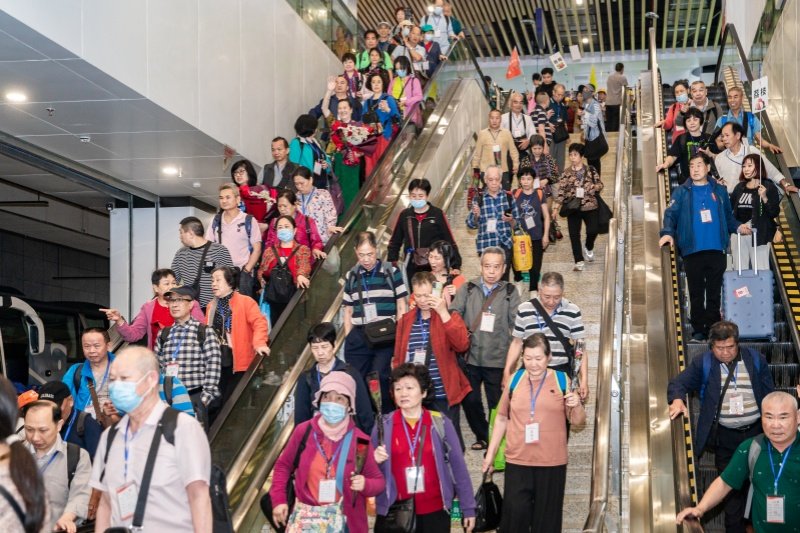 全国首趟“遇见武隆”专列启程 千名游客尽享景区专属宠爱