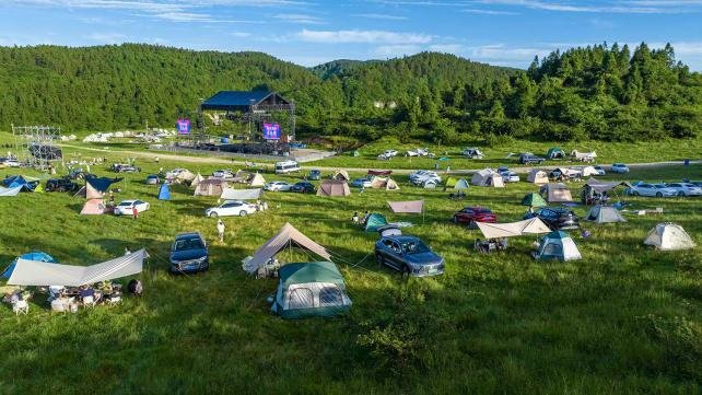 露营“天花板”！重庆仙女山露营音乐季 玩出新花样