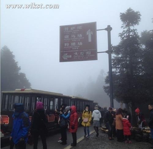 武隆仙女山现春雨奇景 令游客心旷神怡