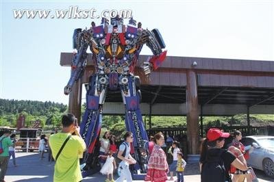 《变4》引发武隆旅游热 变形金刚迷畅游武隆