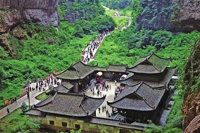 重庆天生三桥：变形金刚，霸气留下黄金甲