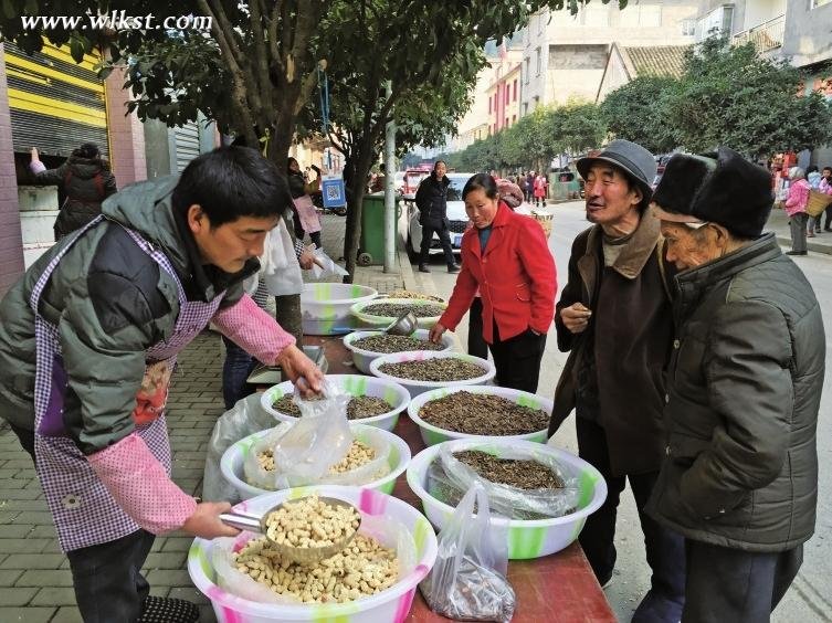 白云乡：村民乡间备炒货