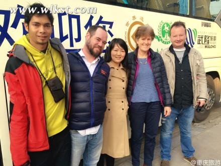 外国友人合影留恋(@重庆旅游供图)