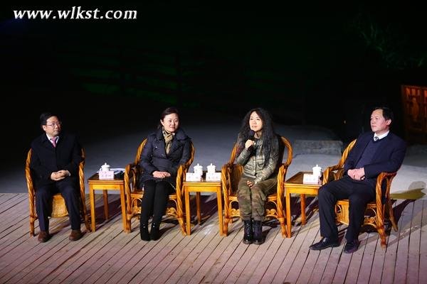 王潮歌在《印象武隆》改版首演现场答记者问(王俊杰/摄)