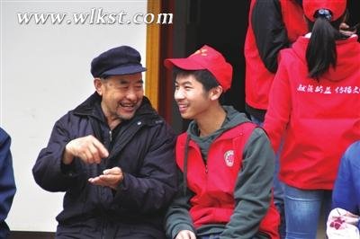 武隆中学24名志愿者到白马敬老院看望老人