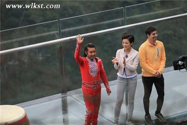 《吉尼斯中国之夜》选手武隆挑战“蒙眼走钢丝”高空竞速