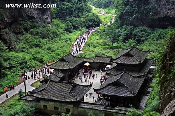 坐“印象武隆专列”哼“唱响武隆” 畅游全景武隆