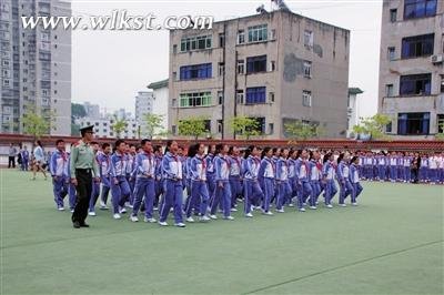 武隆实验小学670余名学生参加军训汇演