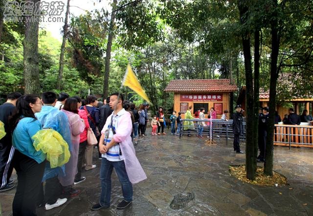 风景美天气好游人欢 天坑地缝旅游高峰如期而至