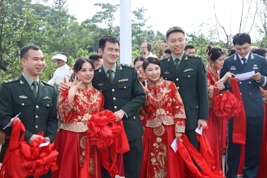 全网撒糖！第二届西部边防暨驻渝部队官兵集体婚礼甜蜜来袭