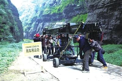 拍摄《变形金刚4》所需大型电子摇臂吊装到位