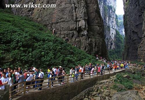 游客在天生三硚景区内游览
