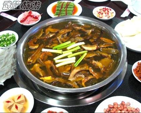武隆仙女山美食“大脚菌炖排骨”