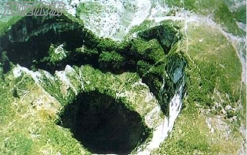 天坑和天桥是属于何种地貌特征