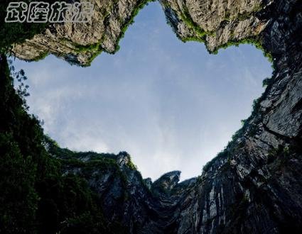 天坑绝壁为何半山腰有个洞