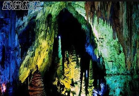 芙蓉洞带我们进入精彩斑斓的梦境