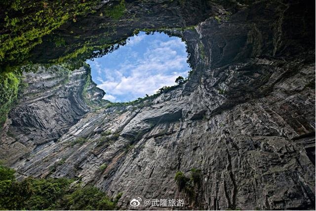 武隆天坑：抬头仰望发现蔚蓝一角
