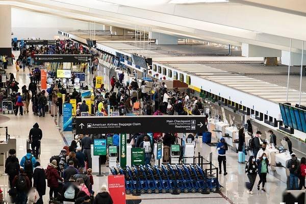 疫情蔓延态势尚未遏制，拜登阻疫无力只能投降，美国全面开放国境