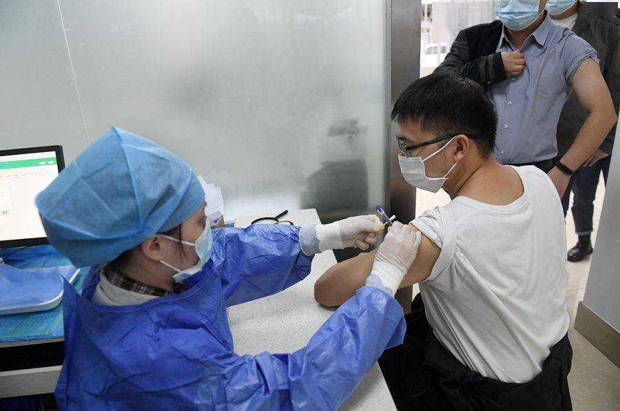 疫情蔓延态势尚未遏制，拜登阻疫无力只能投降，美国全面开放国境