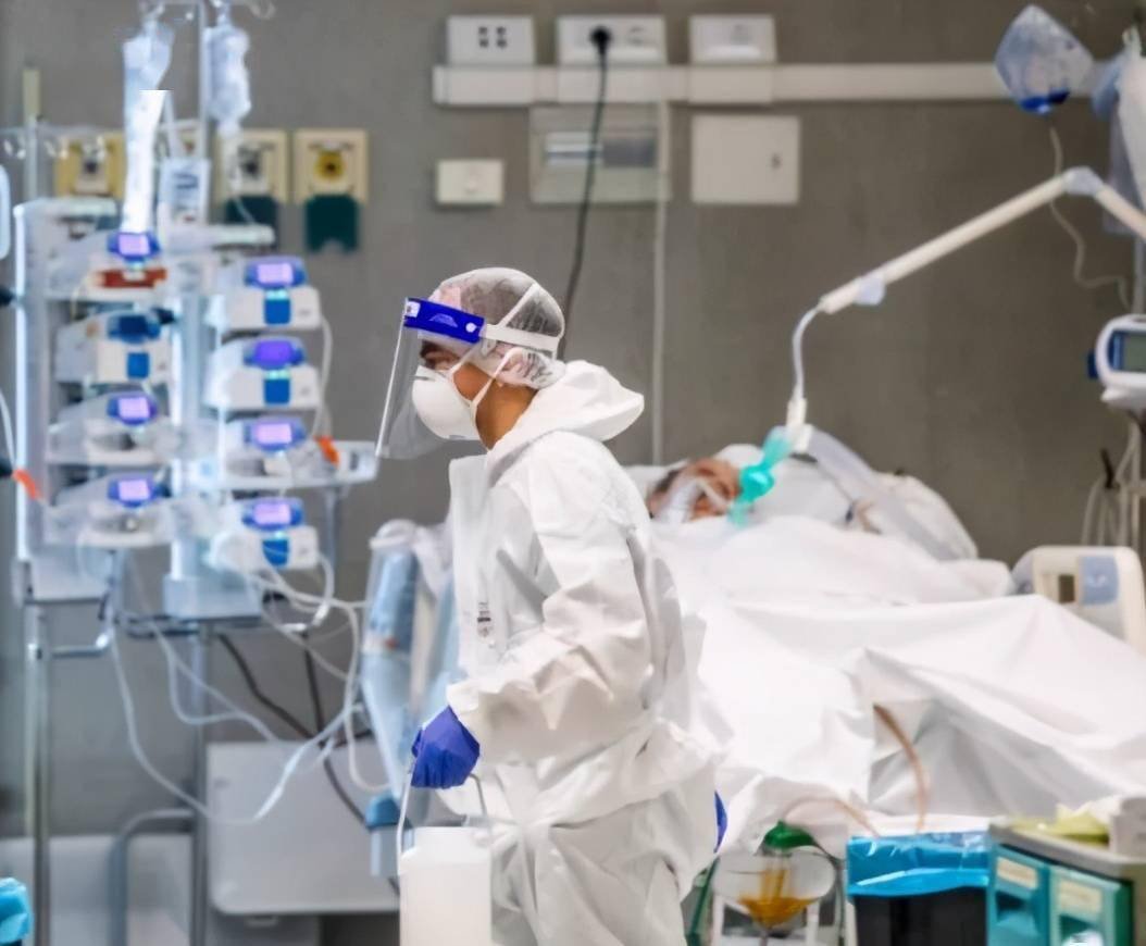 疫情蔓延态势尚未遏制，拜登阻疫无力只能投降，美国全面开放国境