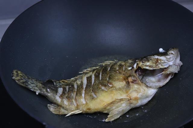 这样做鱼小朋友太喜欢吃了，酸甜可口，跟饭店里的一样好吃