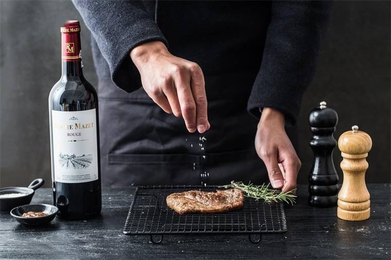 撒盐哥伦敦开新餐厅，价格贵到离谱！网友：一顿饭吃光了我所有积蓄！