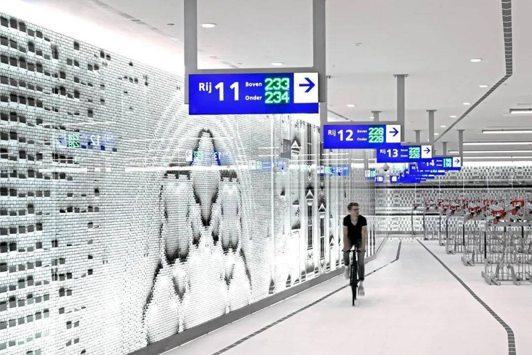 荷兰这个8000㎡自行车停车场，一面沉浸式的玻璃墙美翻了，网友：别人家的“自行车棚”