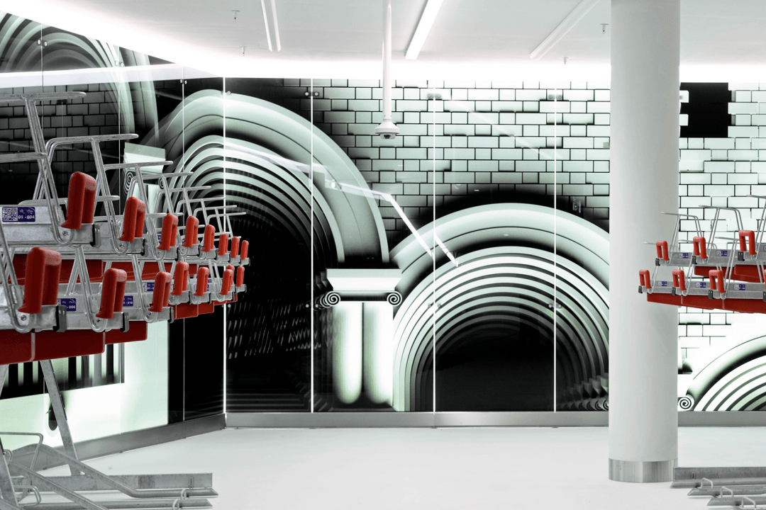 荷兰这个8000㎡自行车停车场，一面沉浸式的玻璃墙美翻了，网友：别人家的“自行车棚”