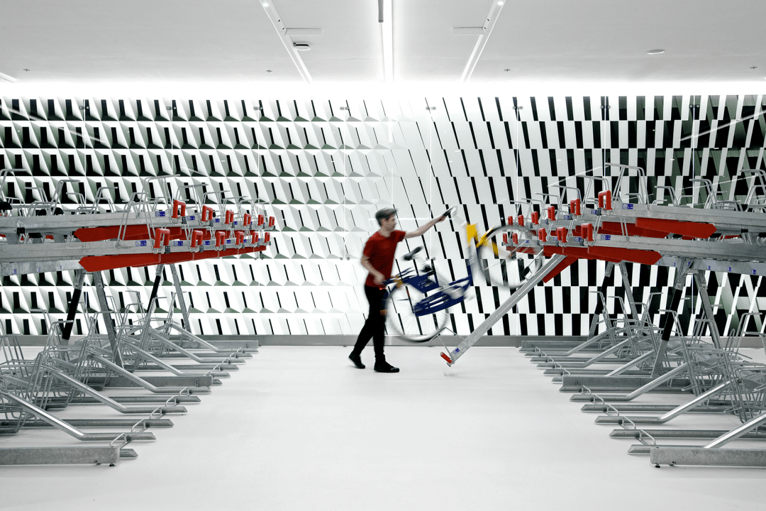 荷兰这个8000㎡自行车停车场，一面沉浸式的玻璃墙美翻了，网友：别人家的“自行车棚”