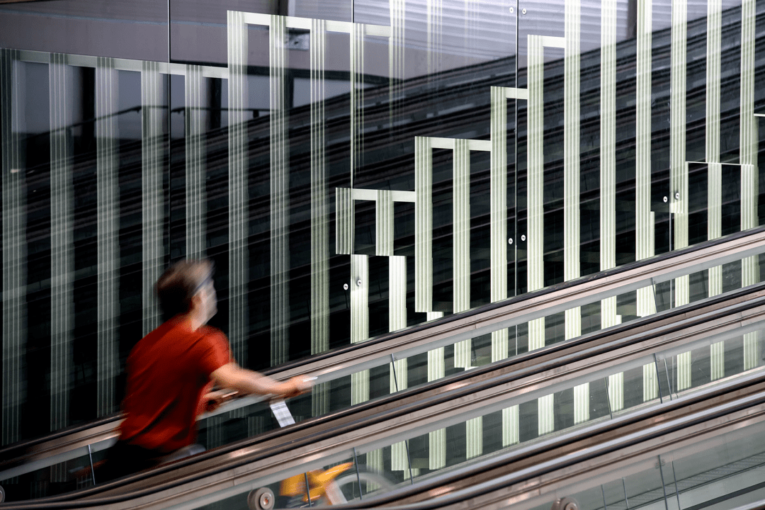 荷兰这个8000㎡自行车停车场，一面沉浸式的玻璃墙美翻了，网友：别人家的“自行车棚”