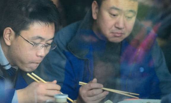 原创东北土豪公公喂韩国儿媳吃饺子，儿媳大赞饺子好吃，网友：毁三观