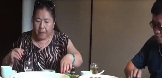 原创东北土豪公公喂韩国儿媳吃饺子,儿媳大赞饺子好吃,网友:毁三观 原创东北土豪公公喂韩国儿媳吃饺子,儿媳大赞饺子好吃,网友:毁三观