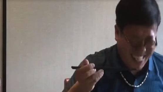 原创东北土豪公公喂韩国儿媳吃饺子，儿媳大赞饺子好吃，网友：毁三观