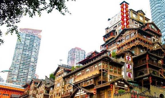 重庆洪崖洞：有景有烟火气息有美食，来过第一次就会再来第二次！