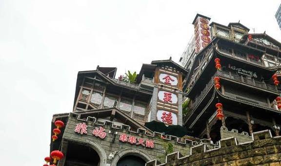 重庆洪崖洞：有景有烟火气息有美食，来过第一次就会再来第二次！