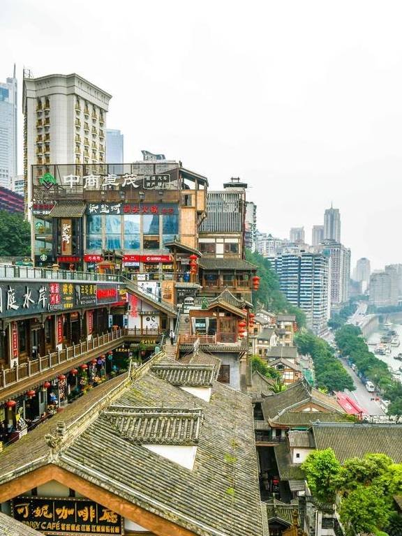 重庆洪崖洞：有景有烟火气息有美食，来过第一次就会再来第二次！