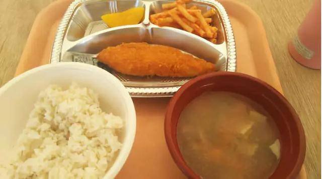 日本牢饭好得有点离谱！囚犯舍不得走，狱警偷食牢饭被扣工资