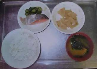 日本牢饭好得有点离谱！囚犯舍不得走，狱警偷食牢饭被扣工资