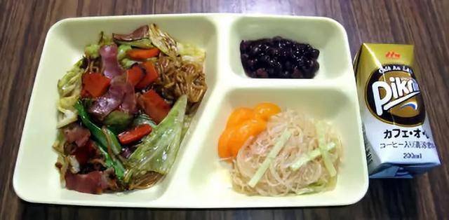 日本牢饭好得有点离谱！囚犯舍不得走，狱警偷食牢饭被扣工资