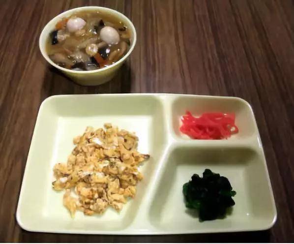 日本牢饭好得有点离谱！囚犯舍不得走，狱警偷食牢饭被扣工资