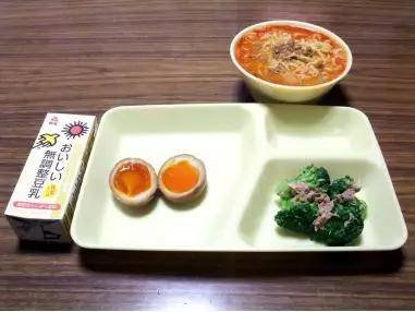 日本牢饭好得有点离谱！囚犯舍不得走，狱警偷食牢饭被扣工资