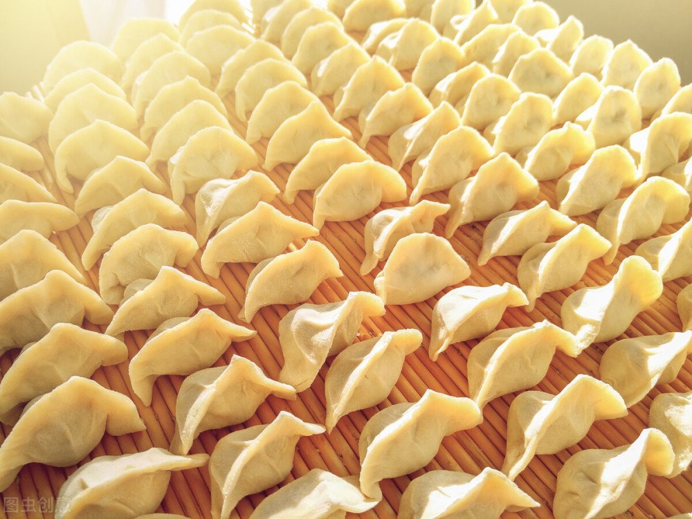 夏天，用它包饺子太香了，农村多到吃不完，比韭菜馅香，比肉馅好吃