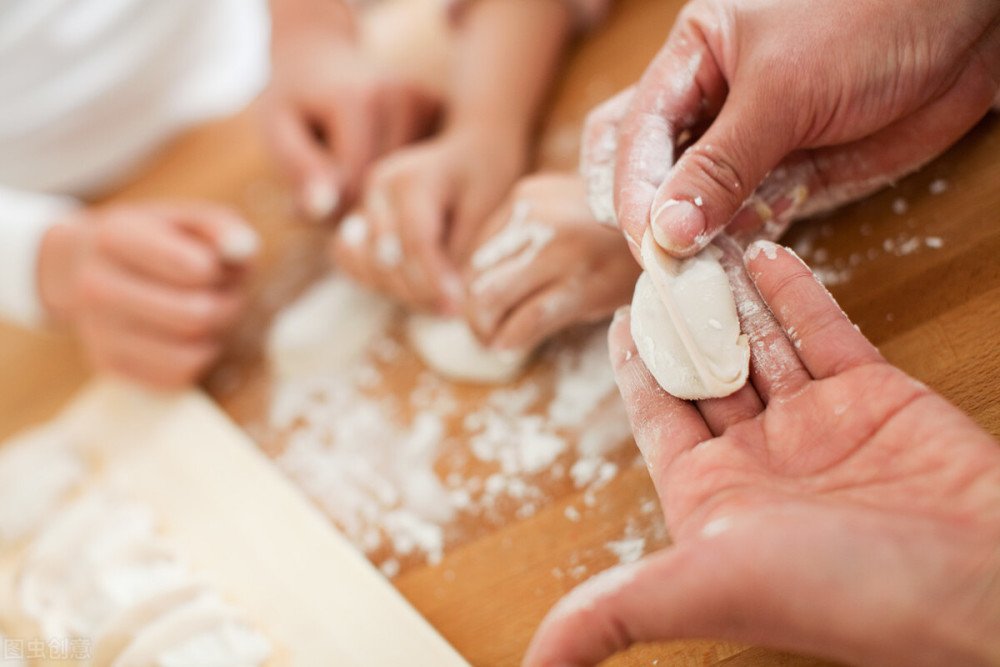 夏天，用它包饺子太香了，农村多到吃不完，比韭菜馅香，比肉馅好吃