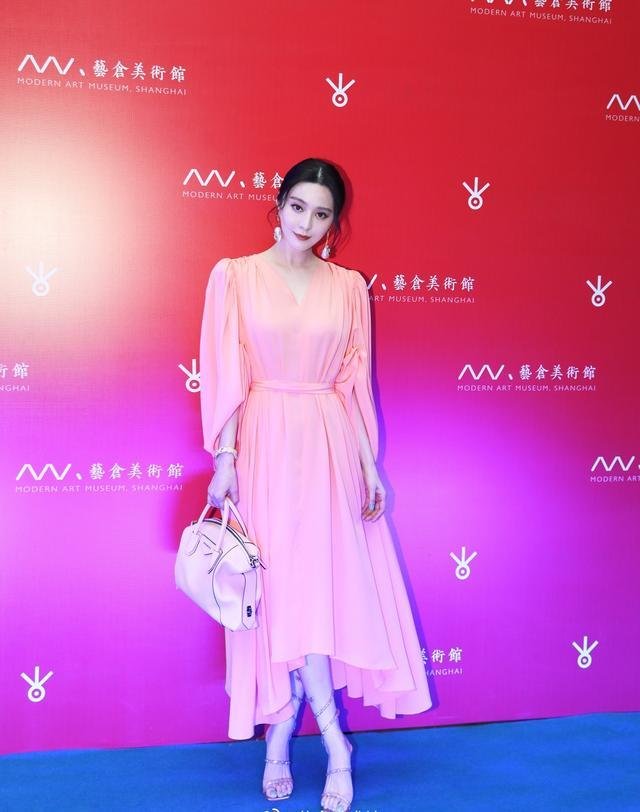 范冰冰变节俭了,靠14500的包撑门面走哪都拎着,这在以前不多见 范冰冰变节俭了,靠14500的包撑门面走哪都拎着,这在以前不多见