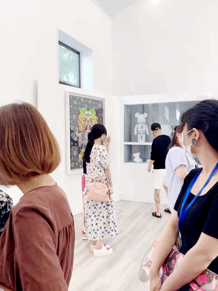 范冰冰变节俭了,靠14500的包撑门面走哪都拎着,这在以前不多见 范冰冰变节俭了,靠14500的包撑门面走哪都拎着,这在以前不多见