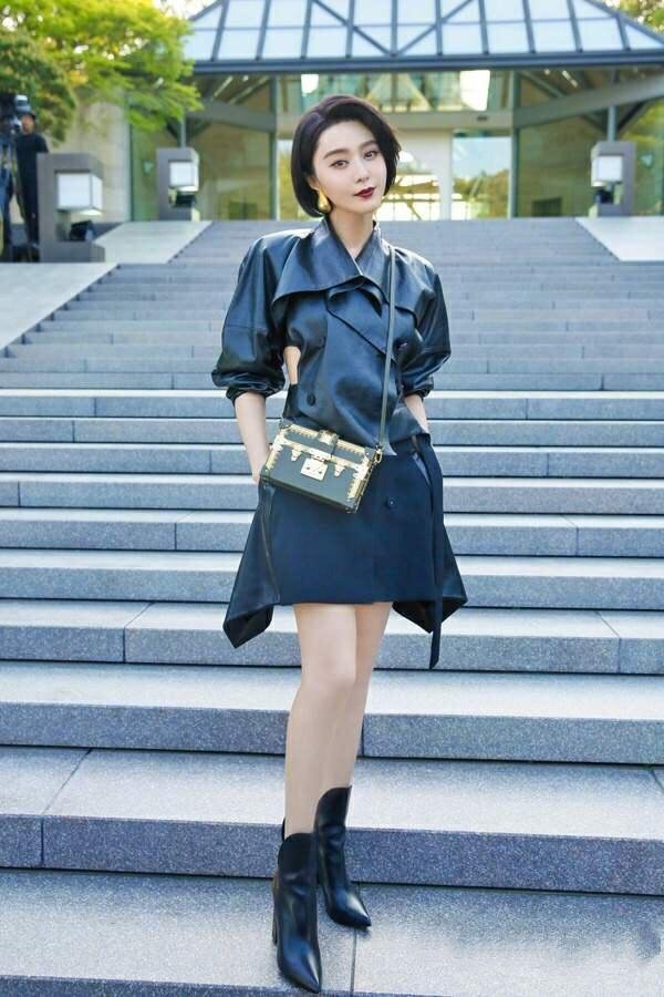 范冰冰变节俭了,靠14500的包撑门面走哪都拎着,这在以前不多见 范冰冰变节俭了,靠14500的包撑门面走哪都拎着,这在以前不多见