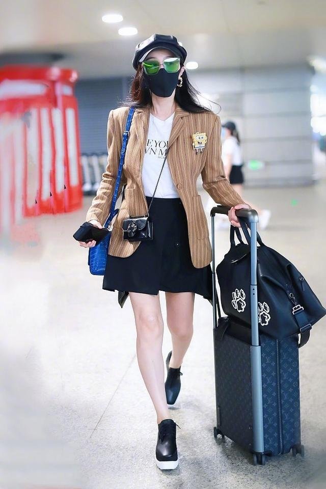 范冰冰变节俭了,靠14500的包撑门面走哪都拎着,这在以前不多见 范冰冰变节俭了,靠14500的包撑门面走哪都拎着,这在以前不多见