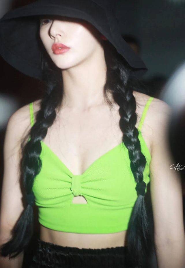 孔雪儿着装太大胆！穿吊带上衣正面破洞设计，一般身材真驾驭不来