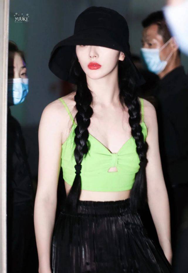 孔雪儿着装太大胆！穿吊带上衣正面破洞设计，一般身材真驾驭不来