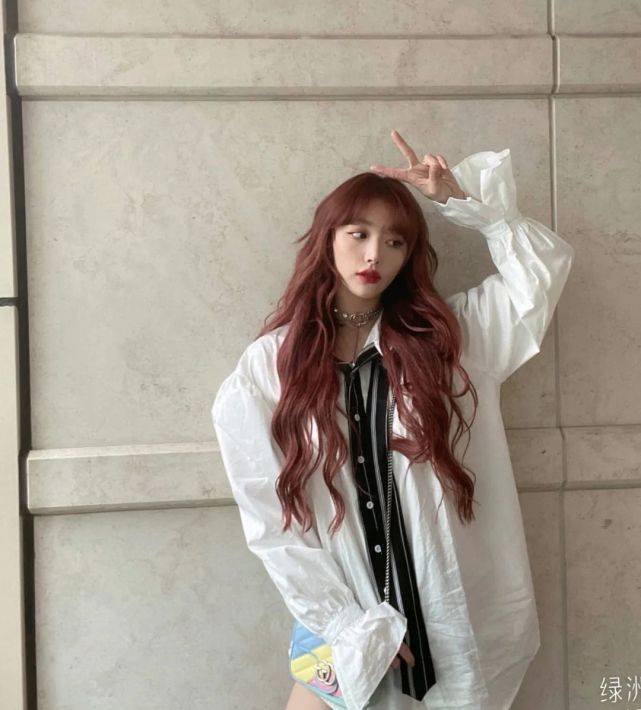 孔雪儿着装太大胆！穿吊带上衣正面破洞设计，一般身材真驾驭不来